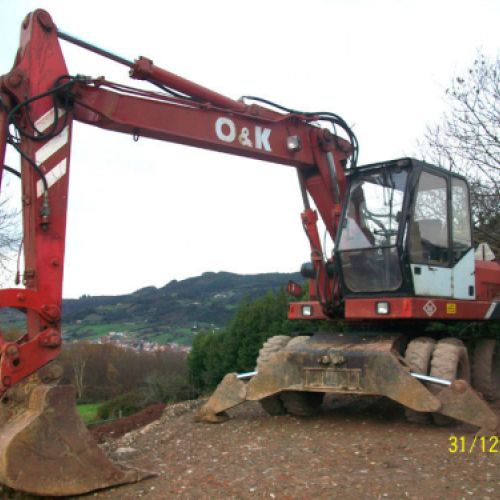 Miniexcavadora retirando tierra