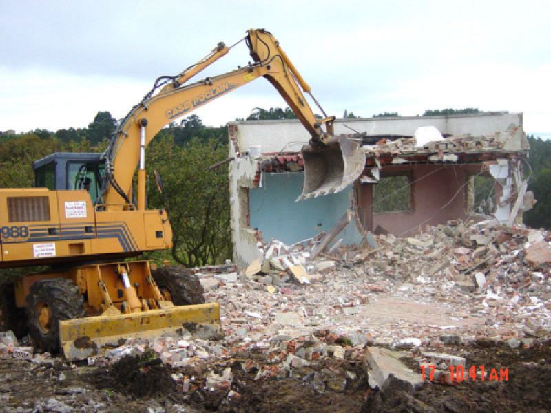 Excavadora retirando tierra