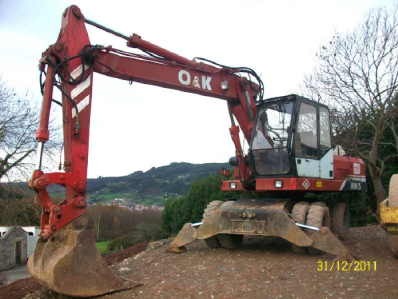 Miniexcavadora retirando tierra