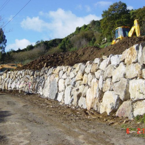 Máquinas realizando labores en caminos