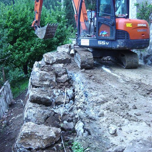 Miniexcavadora trabajando en camino