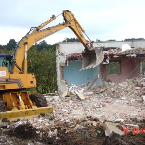 Excavadora retirando tierra