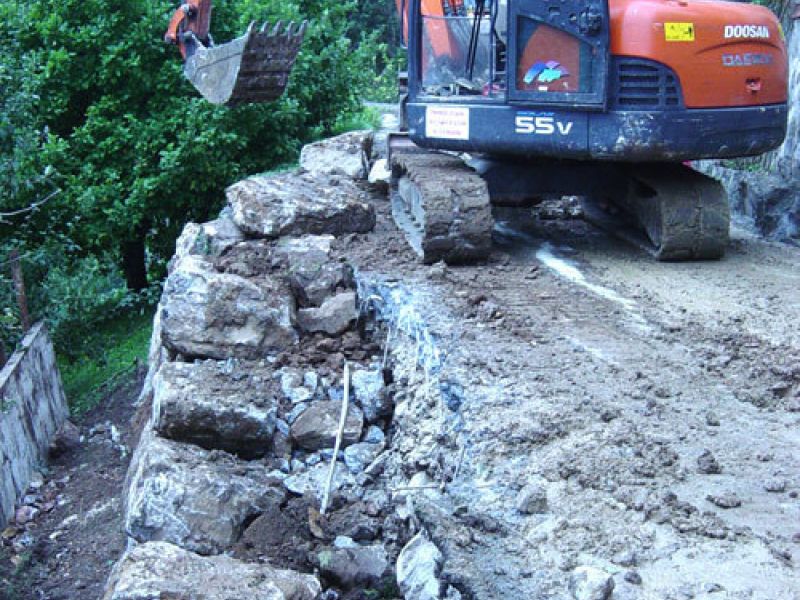 Miniexcavadora trabajando en camino