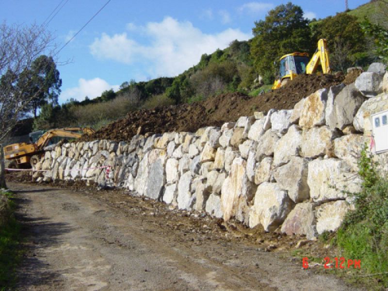 Máquinas realizando labores en caminos